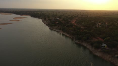 Puesta-De-Sol-Sobre-La-Orilla-Del-Río-Amazonas-En-Sequía-Severa,-Estado-De-Pará,-Brasil,-Disparo-Aéreo-De-Drones