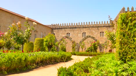 Día-Soleado-En-Los-Jardines-Del-Palacio-Episcopal-En-Braga,-Portugal