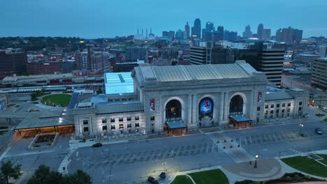 Kansas-City-Union-Station,-Un-Hito-Histórico-Neoclásico,-Sirve-Como-Centro-De-Transporte-Y-Lugar-Cultural.