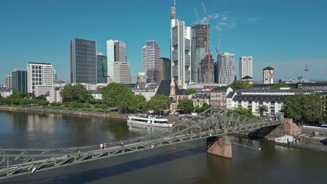 Beautiful-aerial-footage-of-Eiserner-Steg-bridge,-Frankfurt,-Germany