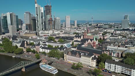 Panning-shot-of-the-vast-European-city-of-Frankfurt-in-Hesse,-Germany