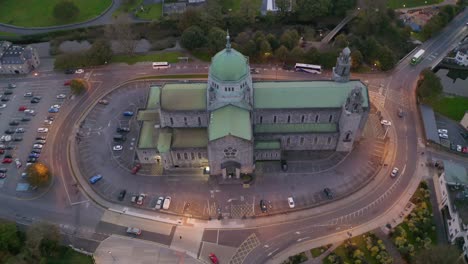 Statische-Luftaufnahme-Der-Kathedrale-Von-Galway-In-Der-Dämmerung-Inmitten-Des-Stadtverkehrs