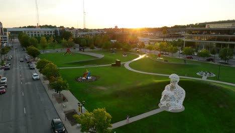 Nomade-Im-Pappajohn-Skulpturenpark-In-Der-Innenstadt-Von-Des-Moines,-Iowa
