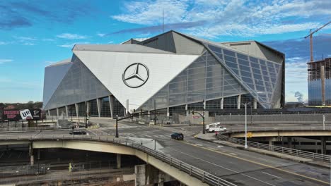 Hyperlapse-Drohnenaufnahme-Des-Verkehrs-An-Der-Kreuzung-Vor-Dem-Mercedes-Benz-Stadion-In-Atlanta-City-–-Herannahende-Luftaufnahme
