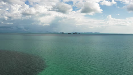 Hyperlapse-of-cruising-boats-on-ocean-during-cloudy-day-in-Koh-Samui,-Thailand,-time-lapse