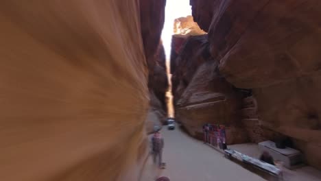 Caminando-Por-El-Siq-Para-Ver-El-Tesoro-En-Petra,-Jordania---Hyper-Lapse