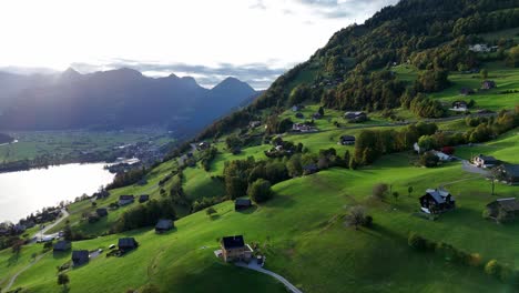 Vista-Aérea-Del-Lago-Walensee-Con-Un-Paisaje-Impresionante-En-Amden,-Cantón-De-Sankt-Gallen,-Suiza