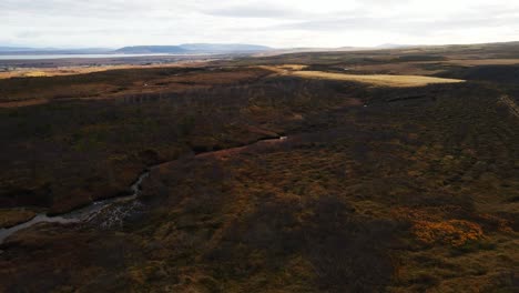 Drone-Volando-Sobre-Un-Hermoso-Río-Pequeño-En-La-Islandia-Rural-En-Un-Día-Soleado