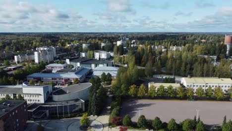 Vista-Aérea-Del-Edificio-Cinema-Keuda-En-La-Ciudad-Forestal-De-Kerava,-Finlandia