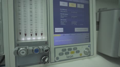 Vergrößern-Sie-Eine-Moderne-Narkosegasmaschine-In-Einem-Operationssaal