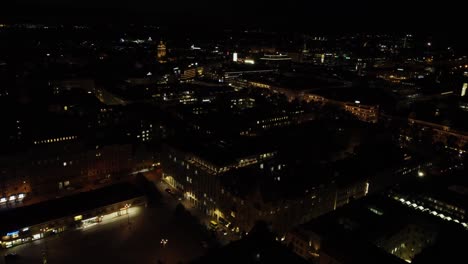 Edificios-Iluminados-De-Helsinki-En-La-Noche-Negra-Oscura-Aérea-Aérea