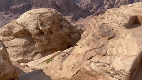 Blick-Hinunter-Auf-In-Den-Sandstein-Gehauene-Stufen-Oberhalb-Von-Petra,-Jordanien