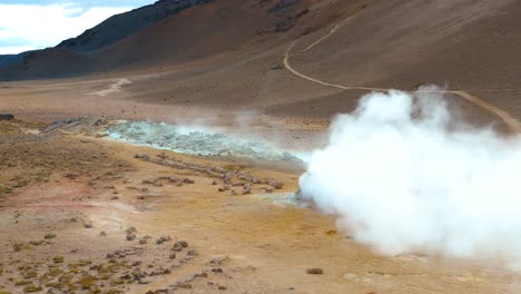 Vista-Aérea-Sobre-Aguas-Termales-Volcánicas,-Vapor-Saliendo-Del-Suelo-En-Islandia