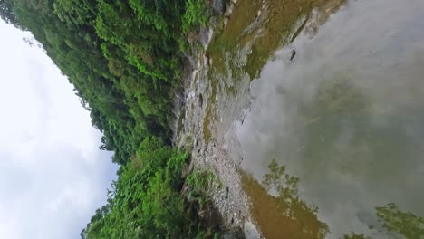 FPV-Vertikalaufnahme-über-Dem-Fluss-In-Las-Yayitas,-Bani,-Dominikanische-Republik