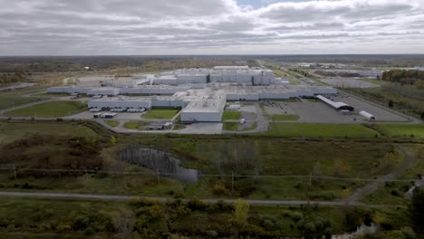 General-Motors-auto-plant-in-Delta-Township,-Michigan-with-drone-video-moving-up