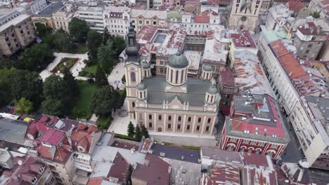 Iglesia-Catedral-De-La-Natividad-De-La-Virgen-De-Sarajevo,-Bosnia-Y-Herzegovina---Aérea
