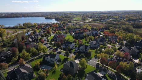 Drohne-Fliegt-Mit-Bunten-Herbstblättern-Durch-Die-Nachbarschaft