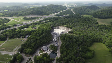 Luftaufnahme-Mit-Neigung-Zum-Firstbank-Amphitheater-Im-Sonnigen-Tennessee,-USA