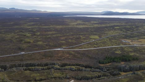 Luftaufnahme-Des-Wunderschönen-Thingvellir-Nationalparks-In-Island---Drohne-Fliegt-Rückwärts