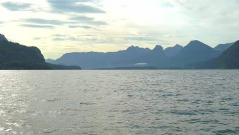 Lago-Wolfgang-Junto-A-La-Ciudad-Balneario-De-Saint-Gilgen