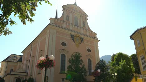 Kirche-Der-Stadt-Bad-Ischl-An-Einem-Windigen-Tag