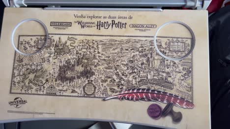 Mesa-De-Bandeja-Interior-De-Avión-Con-Temática-Del-Mundo-Mágico-De-Harry-Potter-De-La-Aerolínea-Gol