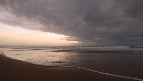 Ruhiger-Und-Entspannender-Sonnenuntergang-Am-Strand-Mit-Farbenfrohen-Reflexionen