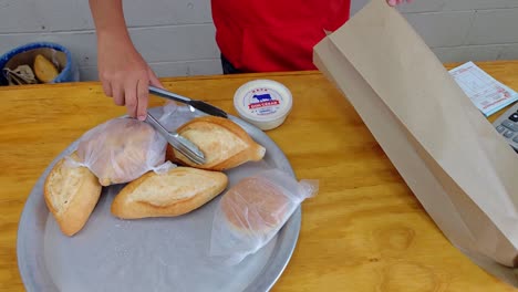 Verpacken-Von-Bolillo-Und-Pan-De-Muerte-In-Einer-Echten-Mexikanischen-Bäckerei-In-Querétaro,-Mexiko