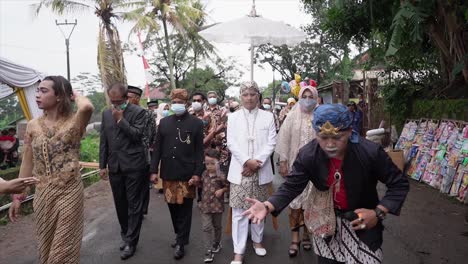 Lengser-Es-Una-Ceremonia-Tradicional-Sundanesa-Para-Dar-La-Bienvenida-Al-Novio-En-Una-Boda-En-Indonesia