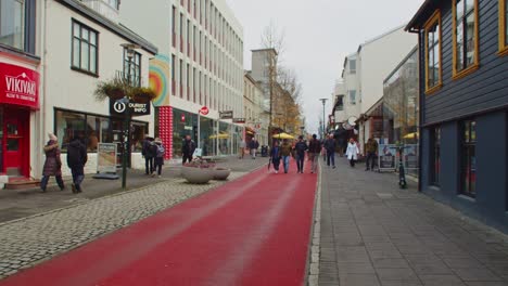 Gente-Caminando-En-Reykjavik,-Centro-De-La-Ciudad-De-Islandia-En-Cámara-Lenta