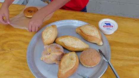 Einwickeln-Eines-Schokoladendonuts-In-Einer-Echten-Mexikanischen-Bäckerei-In-Querétaro,-Mexiko