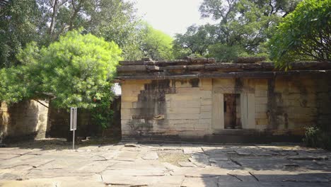Toma-Panorámica-Del-Antiguo-Monasterio-Rannod-Shiv-En-Shivpuri-De-Madhya-Pradesh,-India