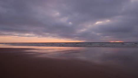 Ruhiger-Und-Entspannender-Sonnenuntergang-Am-Strand-Mit-Farbenfrohen-Reflexionen