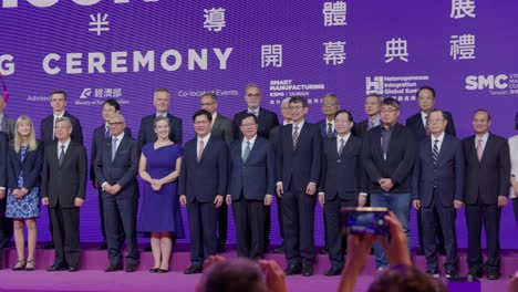 Grupo-De-Empresarios-Que-Participan-En-La-Ceremonia-De-Apertura-De-Semicon-Taiwán,-Primer-Plano