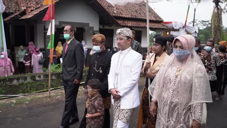 Una-Boda-Tradicional-Indonesia,-Y-Temprano-En-La-Mañana-La-Familia-Del-Novio-Llega-A-La-Casa-De-La-Novia.