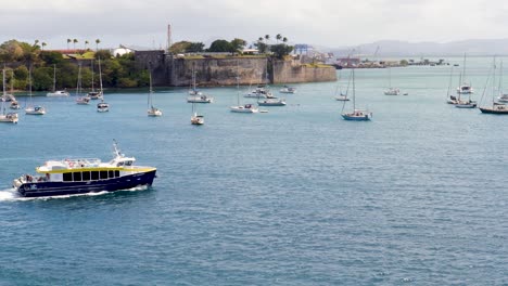 Ein-Paar-Boote-Befördern-Passagiere-Von-Und-Nach-Fort-de-France,-Martinique
