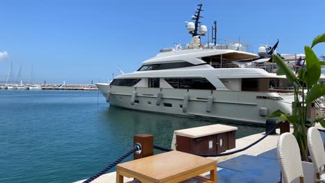 Große-Luxusyacht,-Die-Im-Sommer-In-Marbella,-Spanien,-Im-Hafen-Von-Puerto-Banus-Am-Pier-Geparkt-Ist,-Ein-Gutes-Leben-Führt,-Wunderschönes-Mittelmeer,-Jetset-Elite-Lebensstil,-4K-Aufnahme
