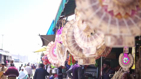 Guirnaldas-Hechas-Con-Billetes-De-Rupias-Indias,-Utilizadas-Como-Obsequio-Durante-Bodas-Y-Otras-Funciones,-Exhibidas-Para-La-Venta-En-El-Mercado-Local-En-Srinagar,-Cachemira-India