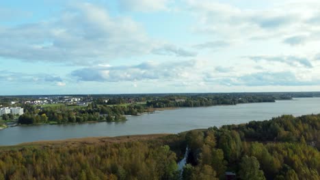 Fahrender-LKW-Direkt-Am-Tuusula-See-In-Der-Nähe-Der-Stadt-Järvenpää-In-Finnland,-Einer-Ruhigen-Ländlichen-Stadt-An-Einem-Sonnigen-Und-Klaren-Tag