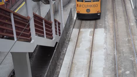 Hongkonger-Straßenbahnen-Fahren-Auf-Dem-Weg-Zu-Den-Nächsten-Zielen-Aneinander-Vorbei
