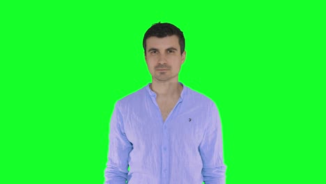 Mann-Mit-Verwirrtem-Gesichtsausdruck-Auf-Grünem-Hintergrund,-Handbewegung