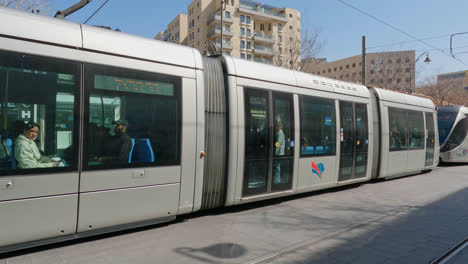 Die-Schnellbahn-Der-Stadtbahn-Verlässt-Den-Bahnhof-Schnell-Mit-Geschäften-Im-Stil-Eines-Einkaufszentrums