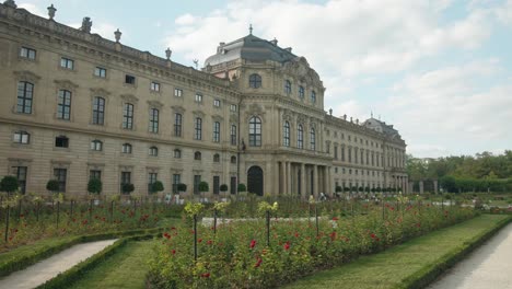 Ángulo-Lateral-Que-Establece-La-Vista-De-La-Residencia-De-Wurzburg-Y-Los-Jardines-Ornamentados-En-El-Frente
