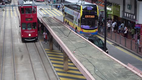 La-Bulliciosa-Ciudad-De-Hong-Kong-Mientras-La-Gente-Viaja-En-Transporte-Público