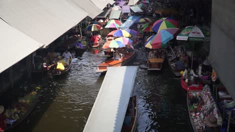 Barcos-De-Pasajeros-Que-Cruzan-El-Canal-En-El-Mercado-Flotante-Damnoen-Saduak-En-Ratchaburi,-Tailandia,-Amplia-Estática