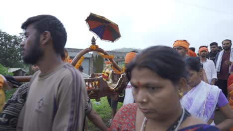 Die-Menge-Hinduistischer-Anhänger-Und-Priester-Trägt-Die-Statue-Des-Gottes-Trimbkeshwar,-Eine-Sänfte,-Die-Lord-Shiva-Gewidmet-Ist