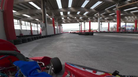 Punto-De-Vista-Del-Piloto-De-Karts-Carreras-En-Pista-Cubierta-Y-Al-Aire-Libre-Del-Kartdromo