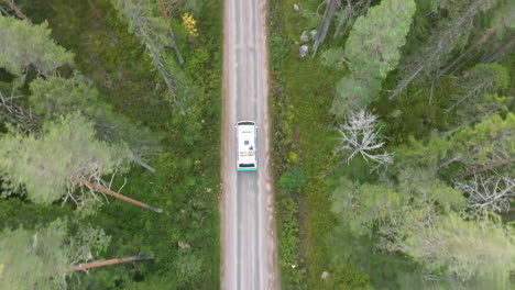 Vista-Superior-De-Una-Furgoneta-Conduciendo-Por-La-Carretera-Con-Bosque-Otoñal-En-Suecia