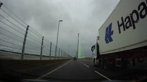 Cámara-De-Tablero-Pov-Conduciendo-Hacia-El-Puente-Mersey-Gateway-En-El-Tráfico-Nublado-De-La-Mañana-Nublada