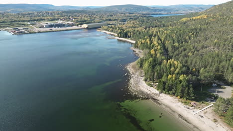 Meeresküste-Mit-üppigem-Wald-Während-Der-Herbstsaison-In-Schweden-An-Sonnigen-Tagen